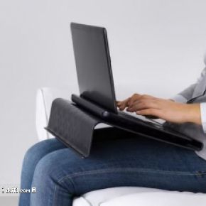 Une personne utilisant un ordinateur portable